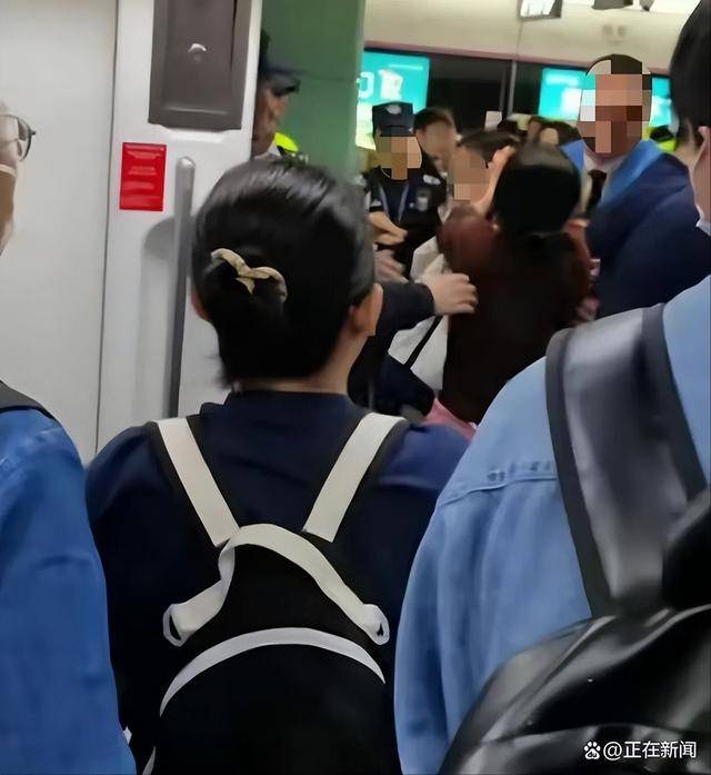 皇冠信用网会员申请_深圳地铁5号线两名女子互相踢踹、扯头发皇冠信用网会员申请,官方回应