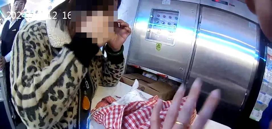 皇冠登3代理申请_列车上皇冠登3代理申请,突然传来哭声,女子从包中拿出根断指……