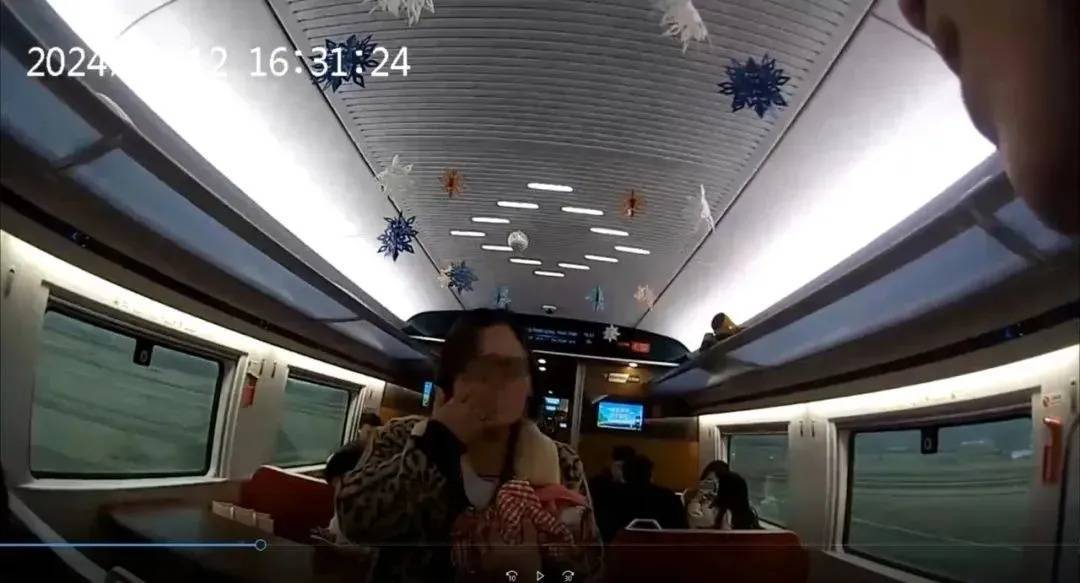 皇冠登3代理申请_列车上皇冠登3代理申请,突然传来哭声,女子从包中拿出根断指……