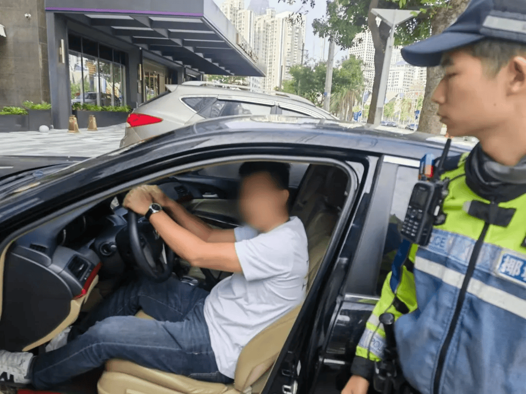 皇冠信用網会员开户_事发海口!男子一大早开车撞护栏皇冠信用網会员开户,交警一查:有蹊跷!