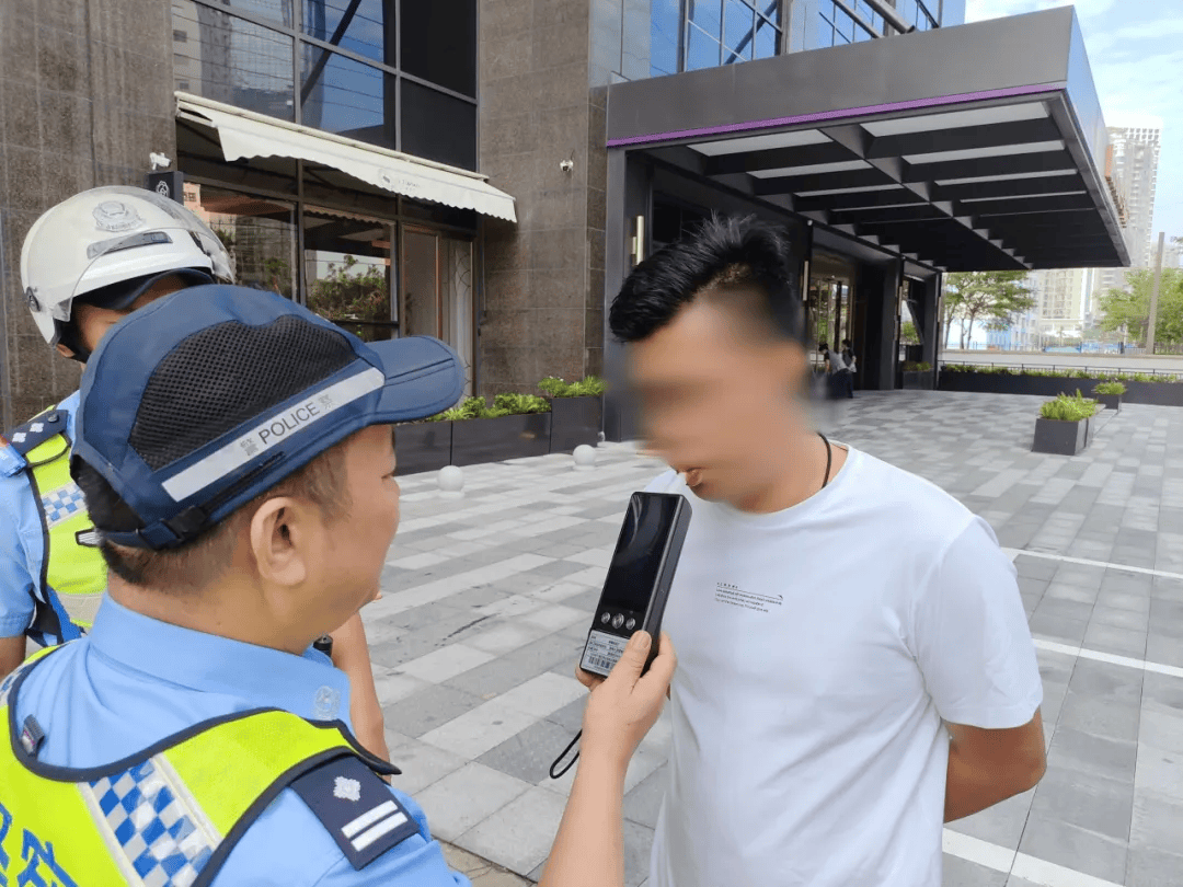 皇冠信用網会员开户_事发海口!男子一大早开车撞护栏皇冠信用網会员开户,交警一查:有蹊跷!