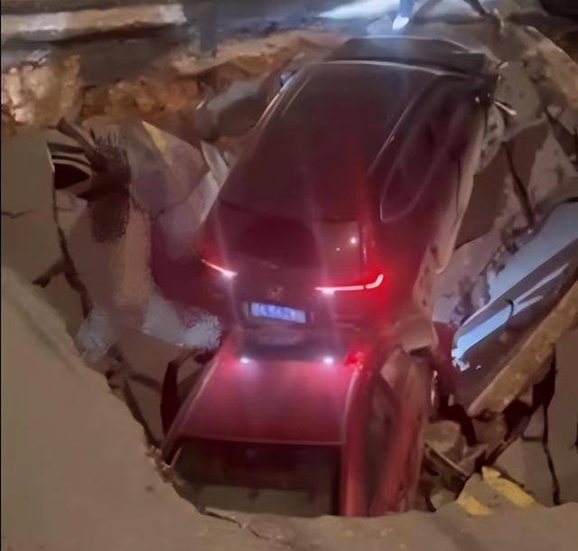 如何找当地皇冠代理_武汉一路面塌陷有两辆车掉进深坑如何找当地皇冠代理,目击者称现场有人躺在坑里,交警回应