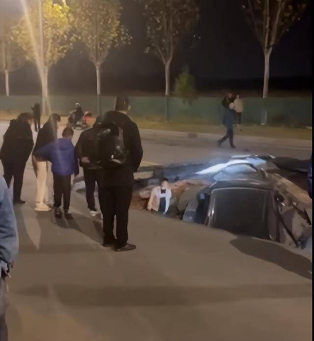 如何找当地皇冠代理_武汉一路面塌陷有两辆车掉进深坑如何找当地皇冠代理,目击者称现场有人躺在坑里,交警回应