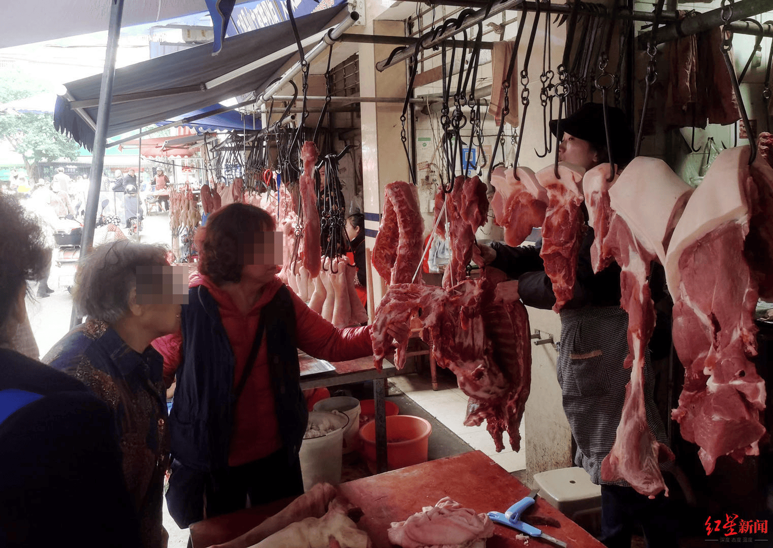 皇冠体育App下载_“买菜大军”从成都坐地铁到资阳买菜?记者实探:多为老年人皇冠体育App下载,“图农家菜新鲜”