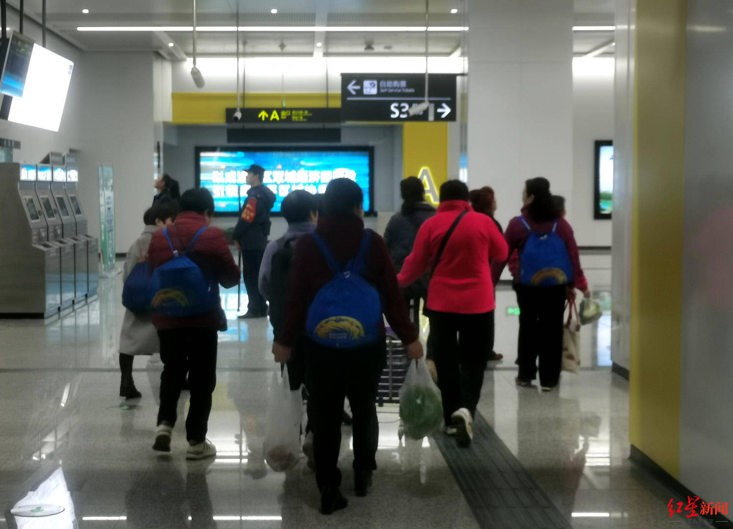 皇冠体育App下载_“买菜大军”从成都坐地铁到资阳买菜?记者实探:多为老年人皇冠体育App下载,“图农家菜新鲜”