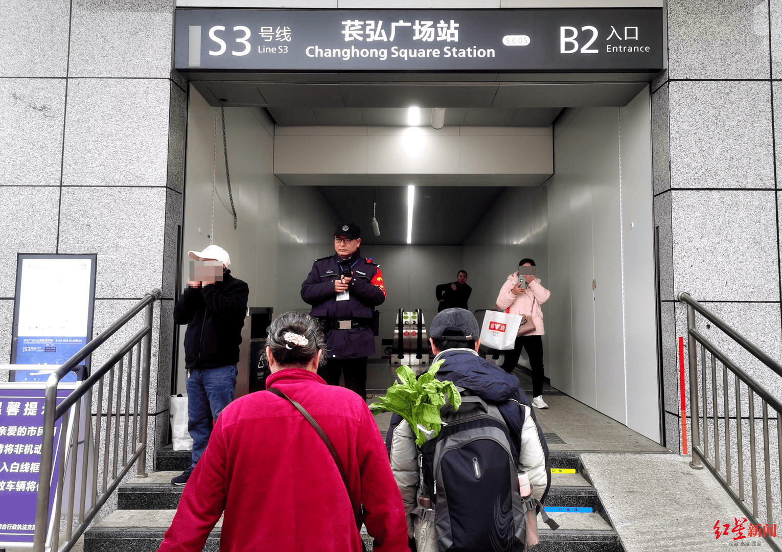 皇冠体育App下载_“买菜大军”从成都坐地铁到资阳买菜?记者实探:多为老年人皇冠体育App下载,“图农家菜新鲜”