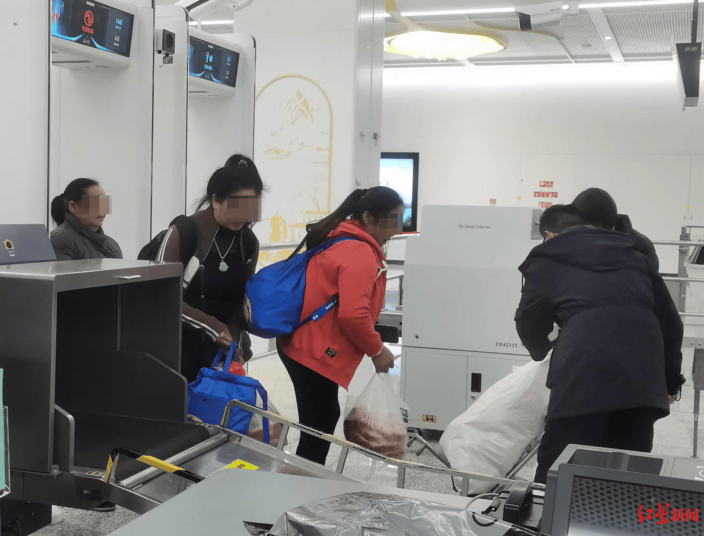 皇冠体育App下载_“买菜大军”从成都坐地铁到资阳买菜?记者实探:多为老年人皇冠体育App下载,“图农家菜新鲜”