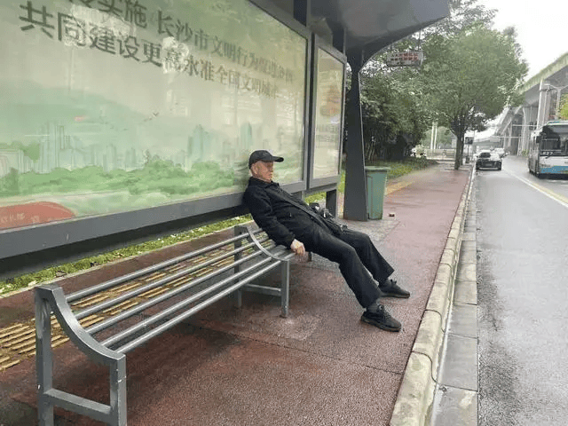 皇冠信用最新地址_评论丨座椅只能坐半个屁股皇冠信用最新地址,服务椅怎么成了“防民椅”?