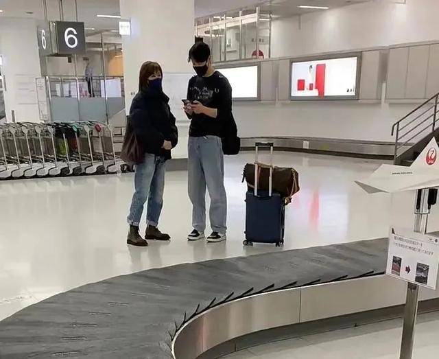 皇冠足球平台代理_62岁关之琳被拍与年轻男子在日本同游皇冠足球平台代理,网友感叹:岁月从不败美人