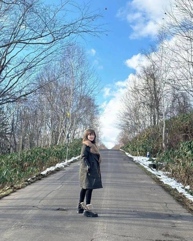 皇冠足球平台代理_62岁关之琳被拍与年轻男子在日本同游皇冠足球平台代理,网友感叹:岁月从不败美人