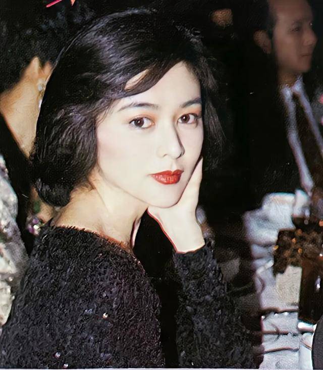 皇冠足球平台代理_62岁关之琳被拍与年轻男子在日本同游皇冠足球平台代理,网友感叹:岁月从不败美人