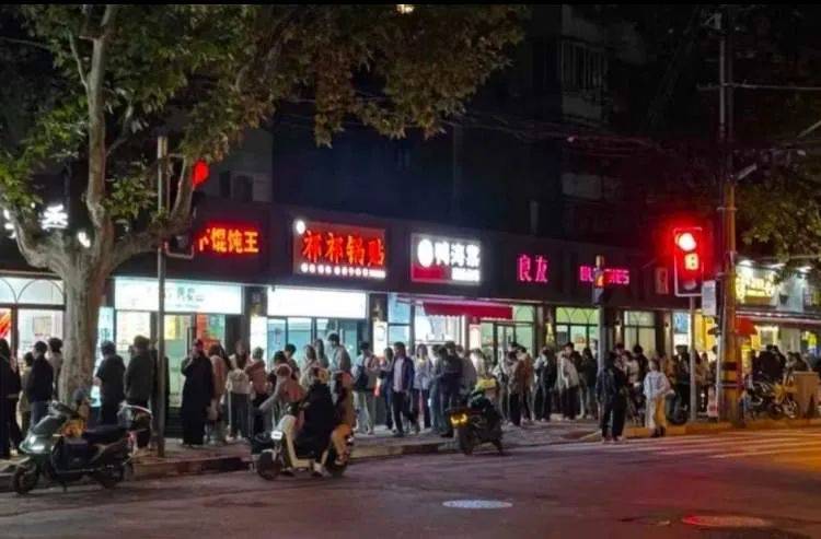 皇冠信用登2代理_开了15年突然火了皇冠信用登2代理!有人排队4小时!“泼天的富贵”让老板也有点“懵”...