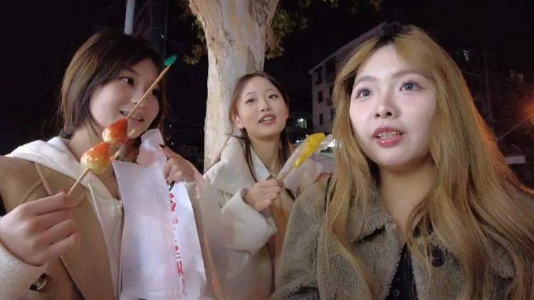 皇冠信用登2代理_开了15年突然火了皇冠信用登2代理!有人排队4小时!“泼天的富贵”让老板也有点“懵”...