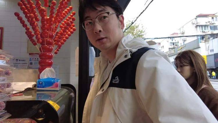 皇冠信用登2代理_开了15年突然火了皇冠信用登2代理!有人排队4小时!“泼天的富贵”让老板也有点“懵”...