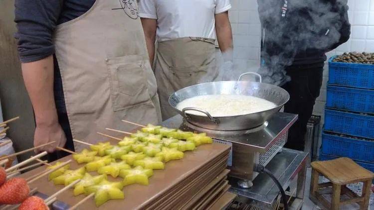 皇冠信用登2代理_开了15年突然火了皇冠信用登2代理!有人排队4小时!“泼天的富贵”让老板也有点“懵”...