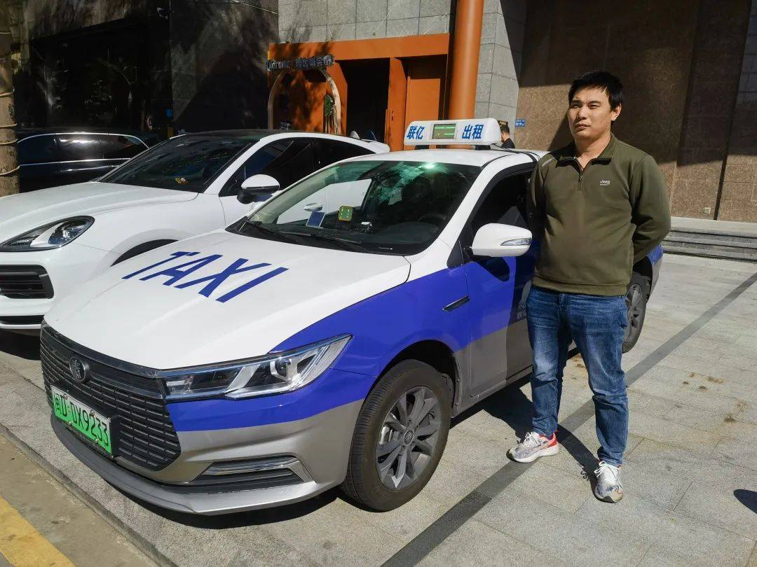 皇冠信用网需要押金吗_“不可思议!”行李箱遗落厦门出租车10天皇冠信用网需要押金吗,一条留言,5小时找回!