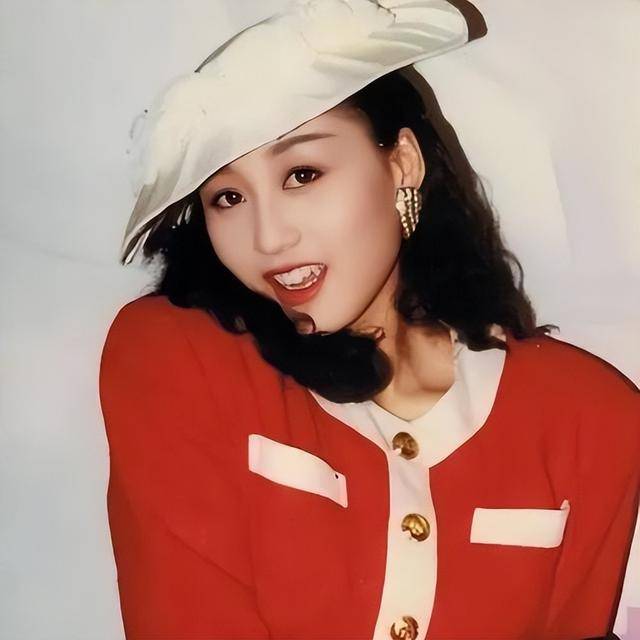 World Cup Crown Platform_利智算不算顶级大美人World Cup Crown Platform?看看她和关之琳、翁虹的合照就知道了