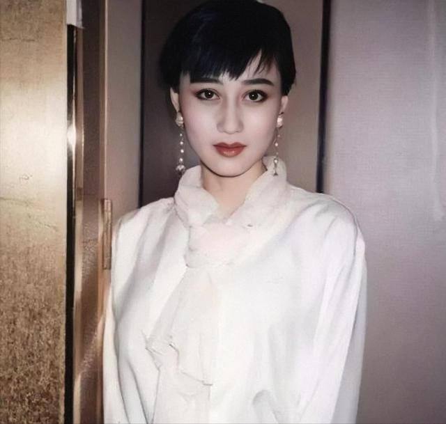 World Cup Crown Platform_利智算不算顶级大美人World Cup Crown Platform?看看她和关之琳、翁虹的合照就知道了