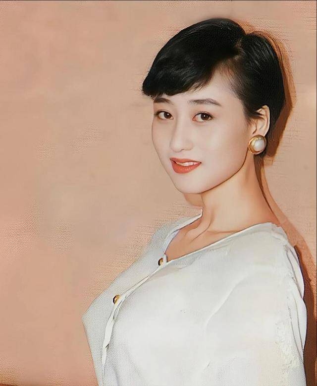 World Cup Crown Platform_利智算不算顶级大美人World Cup Crown Platform?看看她和关之琳、翁虹的合照就知道了