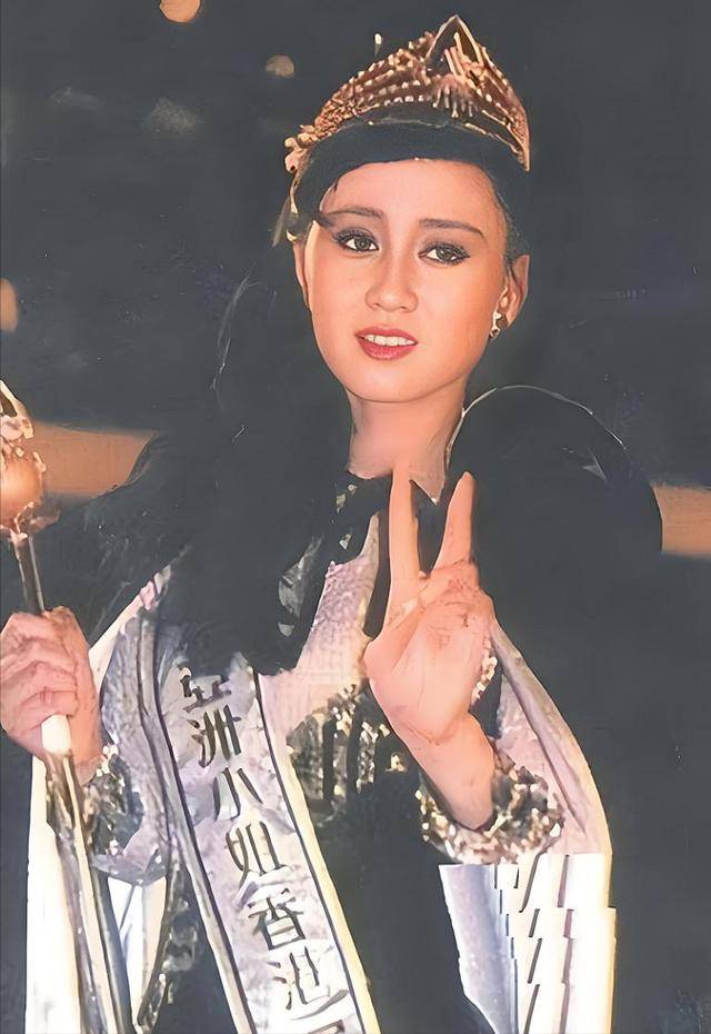 World Cup Crown Platform_利智算不算顶级大美人World Cup Crown Platform?看看她和关之琳、翁虹的合照就知道了