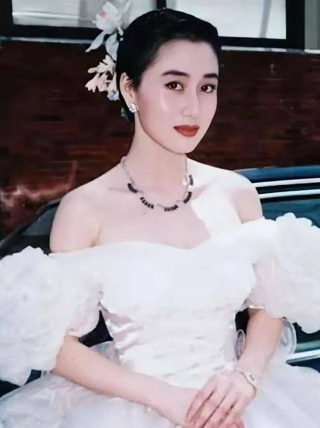 World Cup Crown Platform_利智算不算顶级大美人World Cup Crown Platform?看看她和关之琳、翁虹的合照就知道了