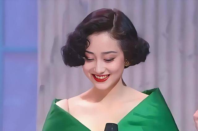 World Cup Crown Platform_利智算不算顶级大美人World Cup Crown Platform?看看她和关之琳、翁虹的合照就知道了