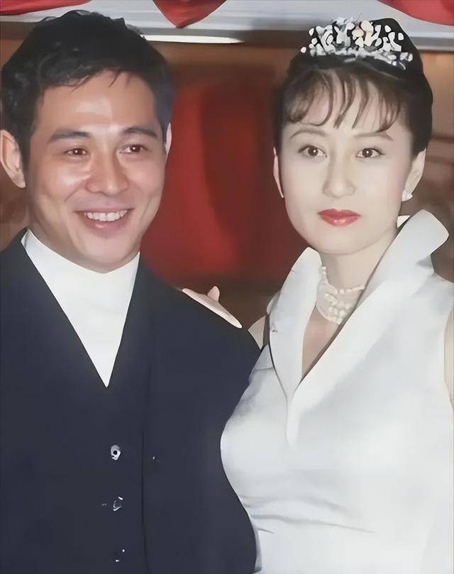 World Cup Crown Platform_利智算不算顶级大美人World Cup Crown Platform?看看她和关之琳、翁虹的合照就知道了