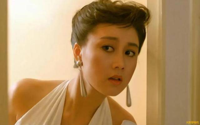 World Cup Crown Platform_利智算不算顶级大美人World Cup Crown Platform?看看她和关之琳、翁虹的合照就知道了