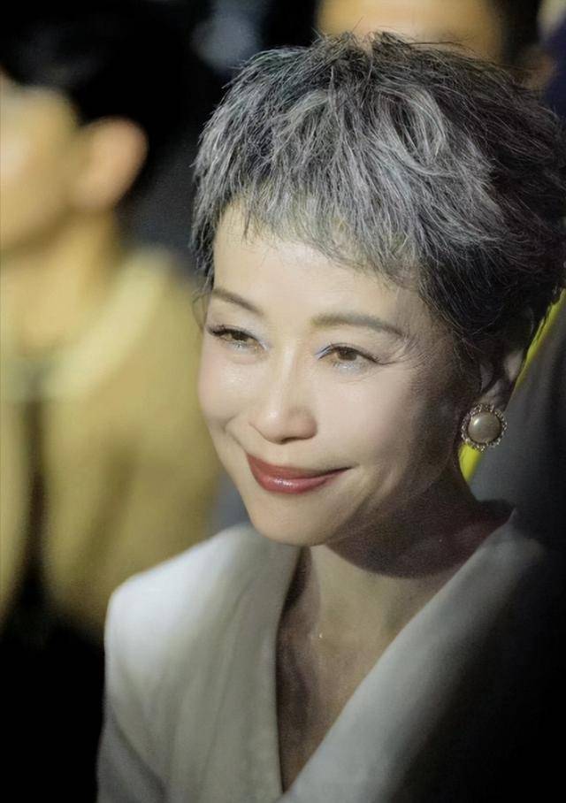 Authentic Crown Credit Network agent_曝61岁叶童香港行生图Authentic Crown Credit Network agent,身材干瘪脸上画大浓妆,多人追着索要签名