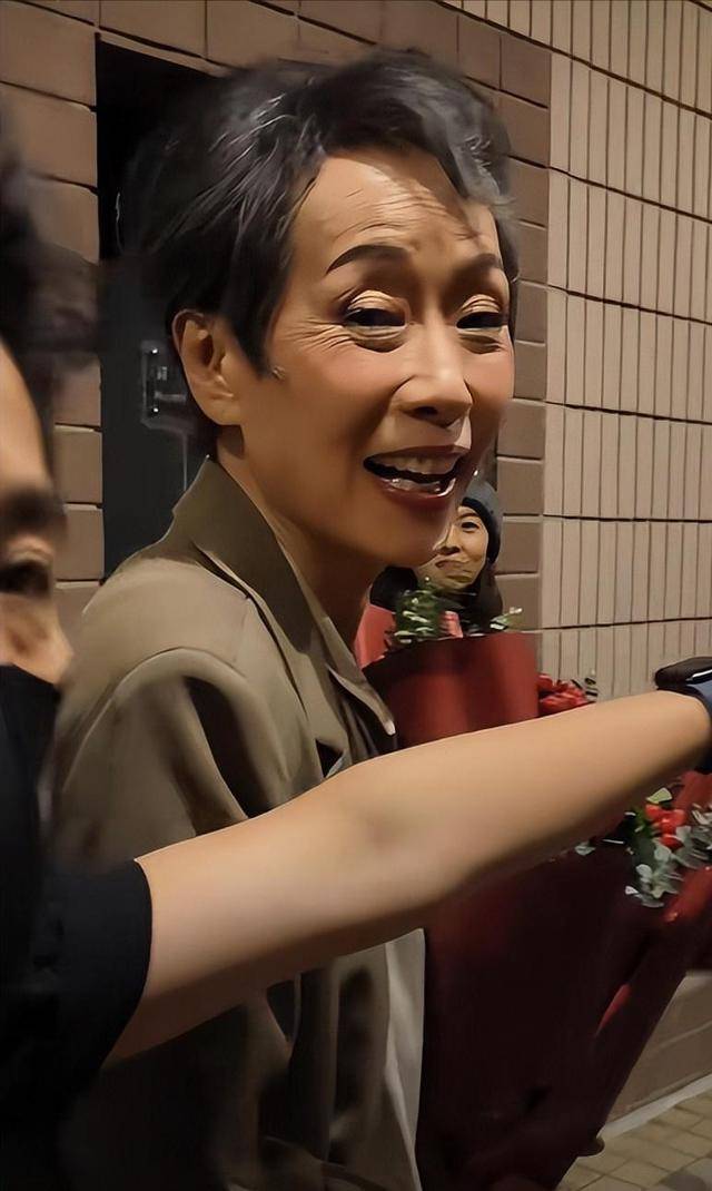 Authentic Crown Credit Network agent_曝61岁叶童香港行生图Authentic Crown Credit Network agent,身材干瘪脸上画大浓妆,多人追着索要签名