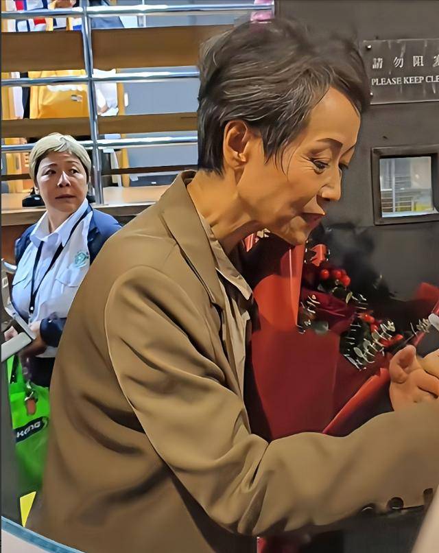 Authentic Crown Credit Network agent_曝61岁叶童香港行生图Authentic Crown Credit Network agent,身材干瘪脸上画大浓妆,多人追着索要签名