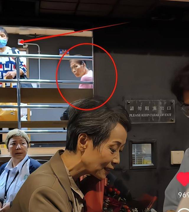 Authentic Crown Credit Network agent_曝61岁叶童香港行生图Authentic Crown Credit Network agent,身材干瘪脸上画大浓妆,多人追着索要签名