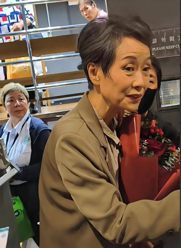 Authentic Crown Credit Network agent_曝61岁叶童香港行生图Authentic Crown Credit Network agent,身材干瘪脸上画大浓妆,多人追着索要签名