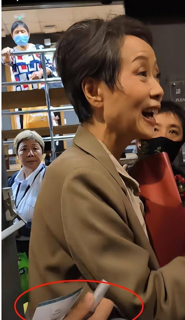 Authentic Crown Credit Network agent_曝61岁叶童香港行生图Authentic Crown Credit Network agent,身材干瘪脸上画大浓妆,多人追着索要签名