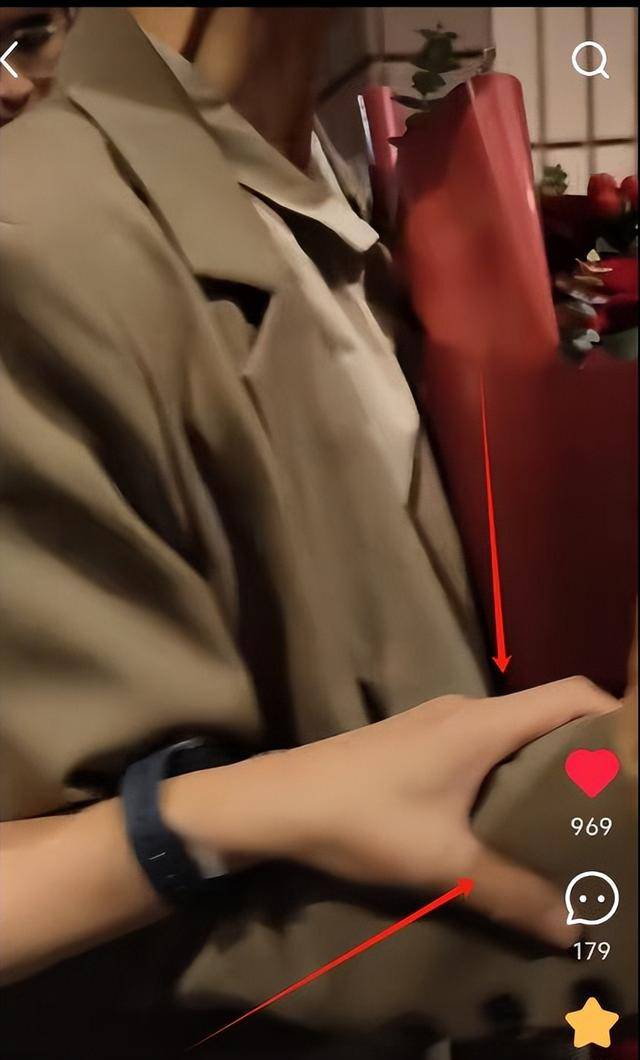 Authentic Crown Credit Network agent_曝61岁叶童香港行生图Authentic Crown Credit Network agent,身材干瘪脸上画大浓妆,多人追着索要签名