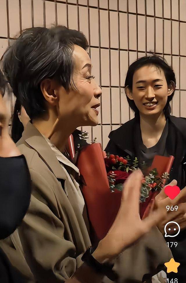 Authentic Crown Credit Network agent_曝61岁叶童香港行生图Authentic Crown Credit Network agent,身材干瘪脸上画大浓妆,多人追着索要签名