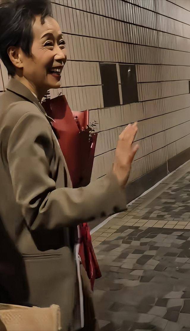 Authentic Crown Credit Network agent_曝61岁叶童香港行生图Authentic Crown Credit Network agent,身材干瘪脸上画大浓妆,多人追着索要签名