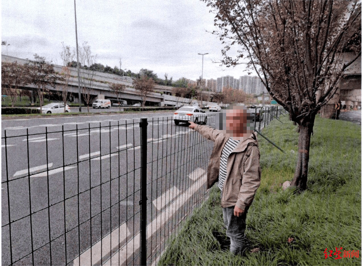 England FA Cup_成都三环主路惊现小轿车跨过隔离带掉头England FA Cup,原来是司机酒驾走错路……