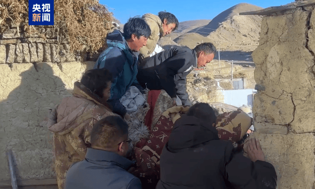 Crown Credit Disc Football Rental
_90多岁奶奶被救出Crown Credit Disc Football Rental
,直击西藏地震救援现场→