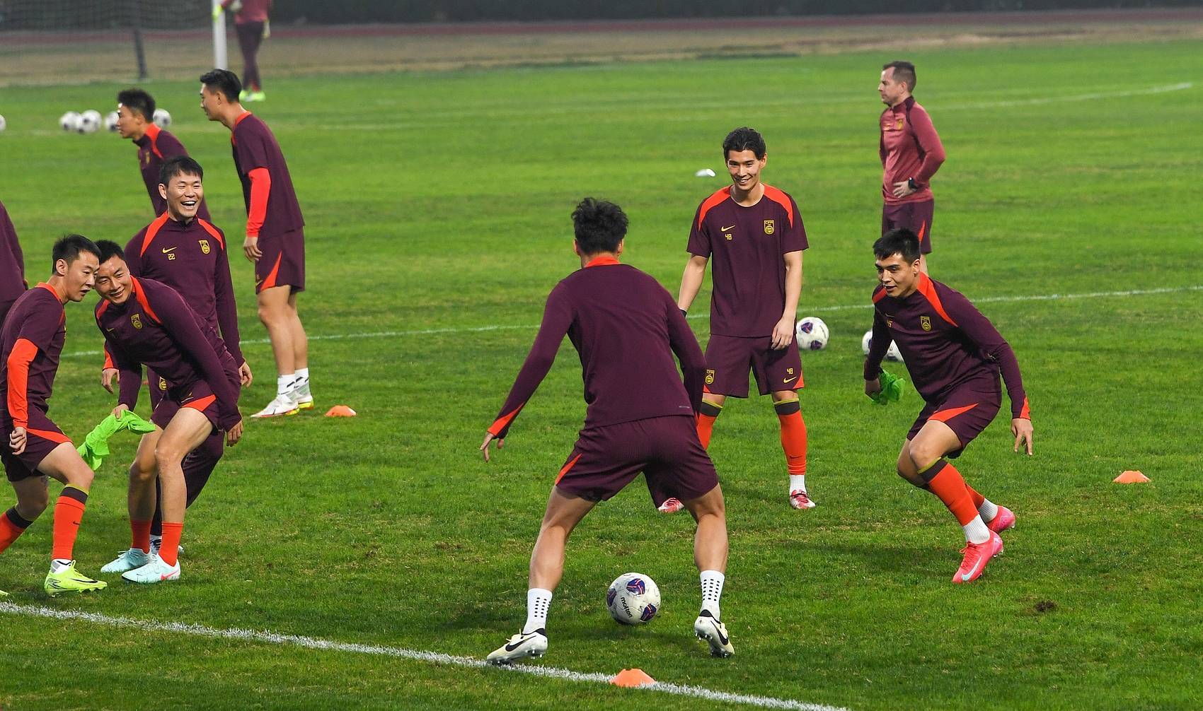 Crown Football Agent
_媒体人:侯永永中文交流还得靠翻译Crown Football Agent
,费南多没来是合同没谈好