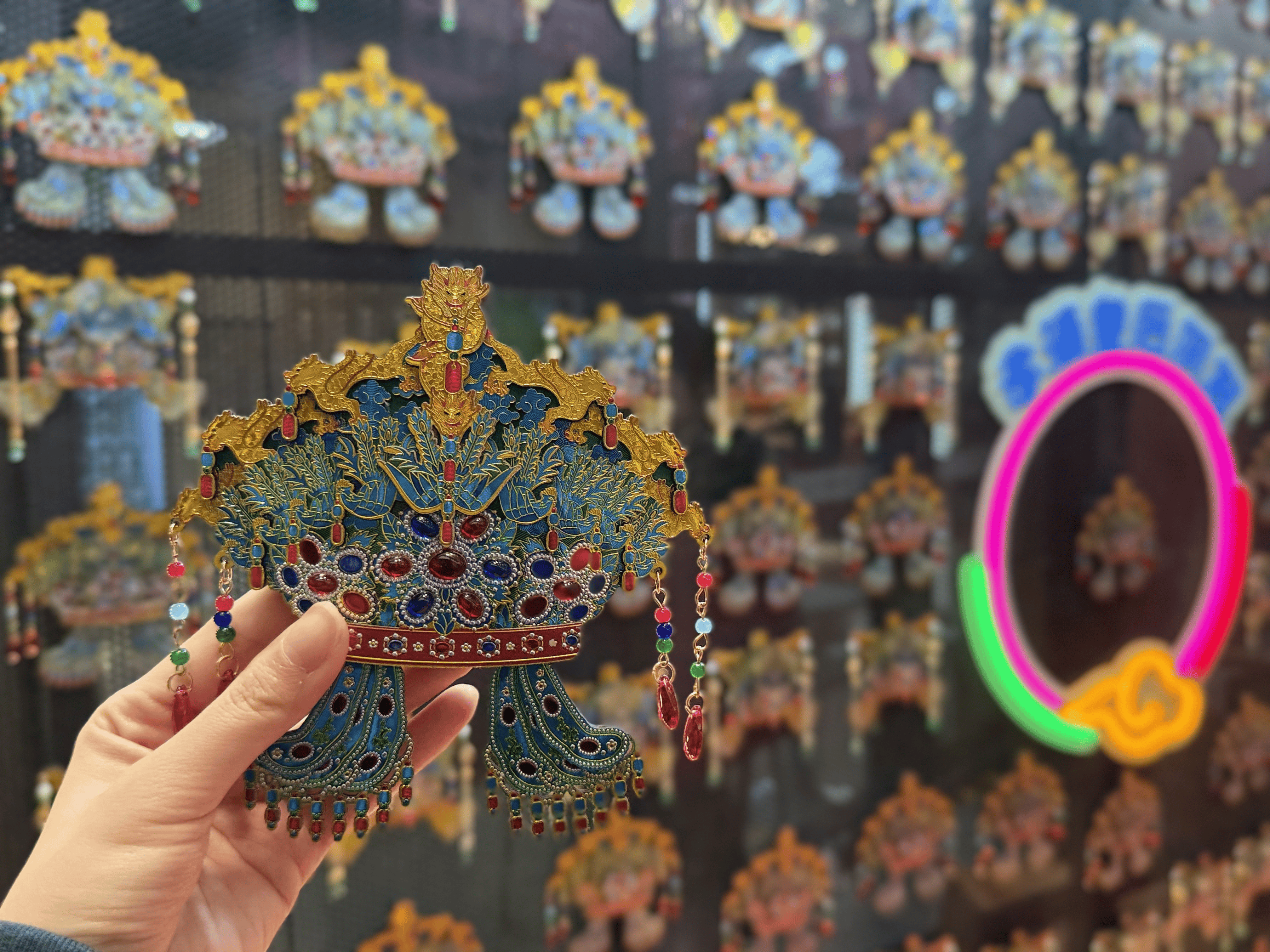 皇冠信用网代理注册_近1个月卖出7万件皇冠信用网代理注册,“昌平牌”凤冠冰箱贴亮相线下商圈