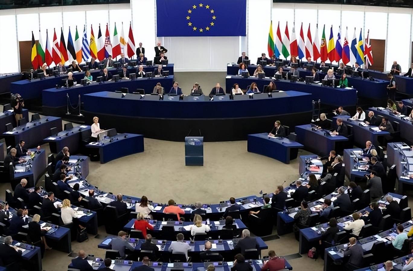 皇冠信用网登2代理_特朗普再挥关税大棒:向欧盟提四大要求皇冠信用网登2代理,冯德莱恩赶紧让步,中欧将如何应对?