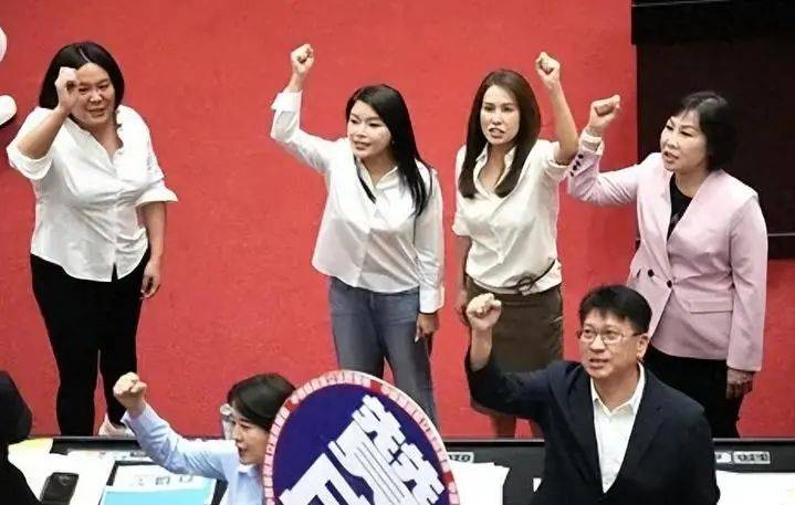 皇冠信用网代理平台_韩国瑜空手而归后皇冠信用网代理平台,民进党推动全台“大罢免”,核心目标浮出水面