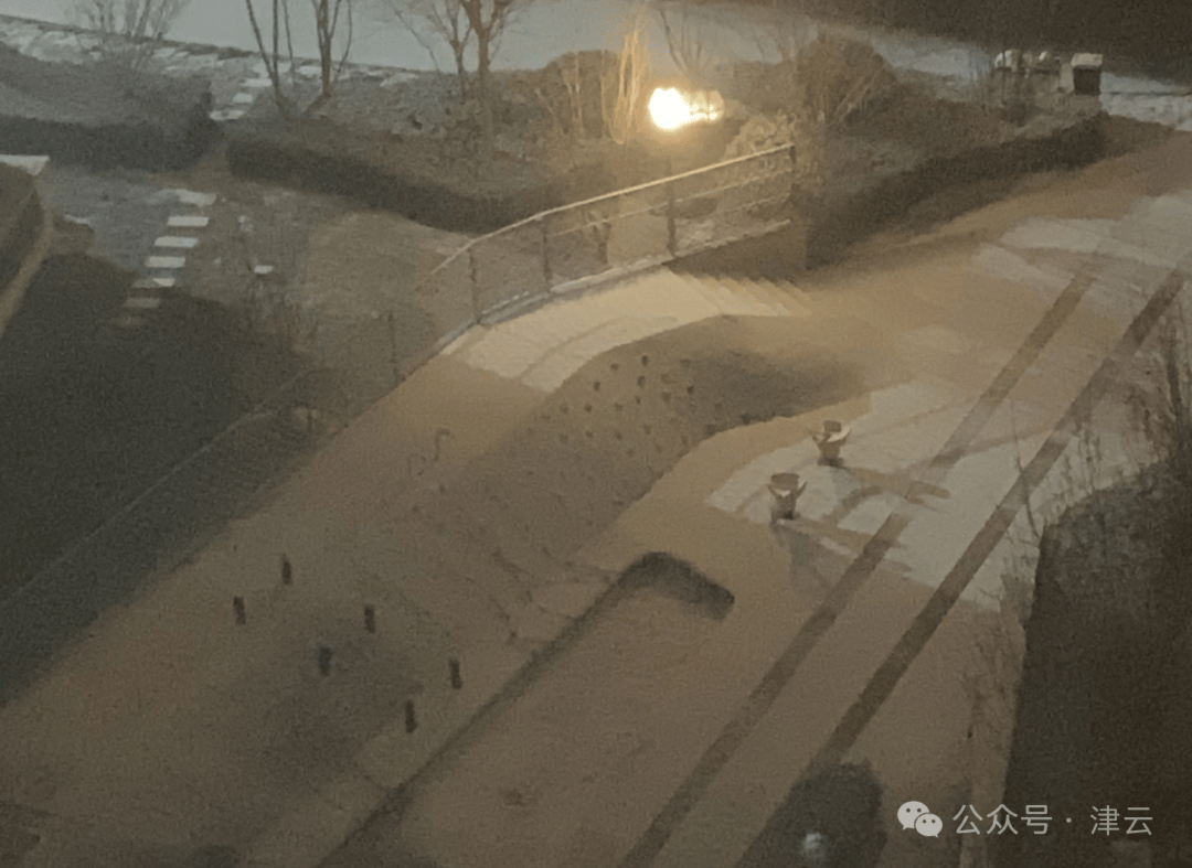 皇冠信用网登3代理申请_一觉醒来皇冠信用网登3代理申请,天津的雪来了!今日上班,早出门!