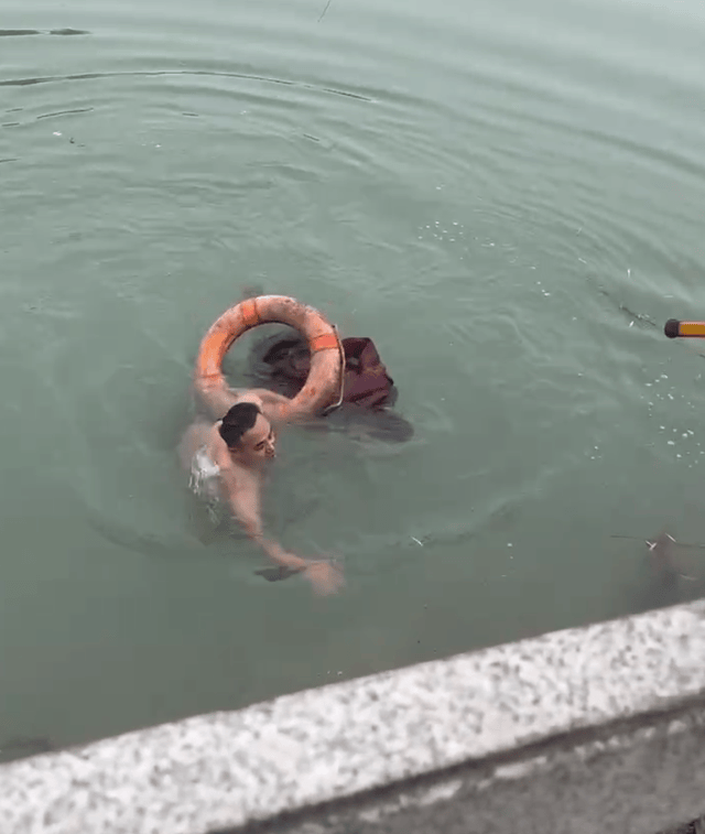 信用网怎么开户_32岁陕西男子只会“狗刨”信用网怎么开户,跳江救老人冻到浑身发红,6岁女儿为爸爸点赞