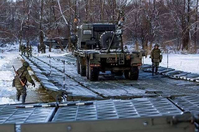 皇冠登1登2登3_17公里血路铺成战场炼狱!顿巴斯要塞岌岌可危皇冠登1登2登3,乌防线即将坍塌