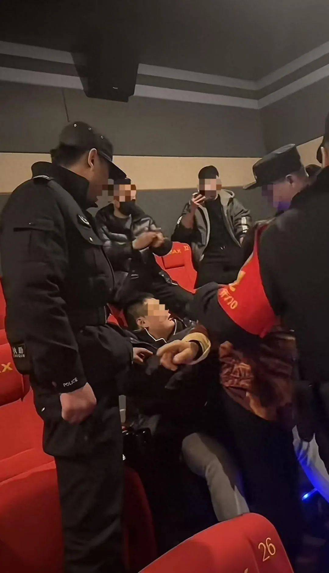 皇冠信用登2代理_全场怒喊:出去皇冠信用登2代理!300多人被迫退票……警方已介入