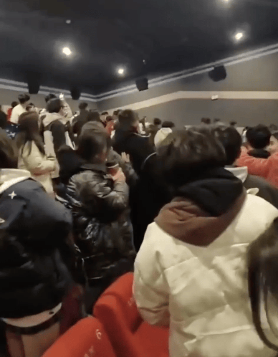 皇冠信用登2代理_全场怒喊:出去皇冠信用登2代理!300多人被迫退票……警方已介入