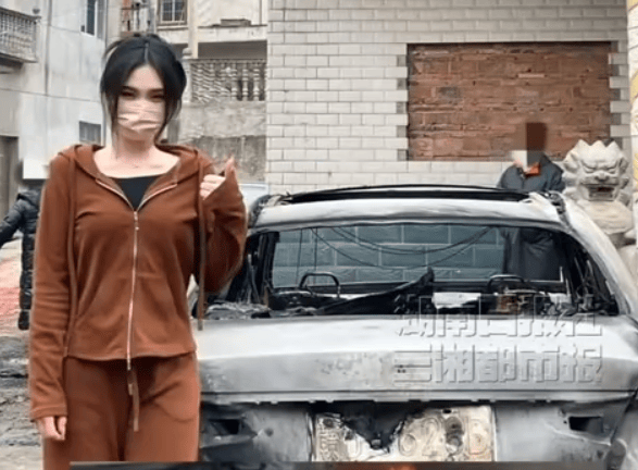皇冠足球平台代理_40多万买的奔驰被烧成空壳皇冠足球平台代理,女车主在旁边淡定比耶拍照,网友:心态真好