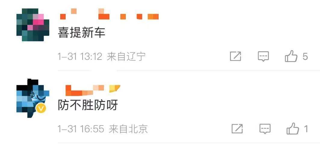 皇冠足球平台代理_40多万买的奔驰被烧成空壳皇冠足球平台代理,女车主在旁边淡定比耶拍照,网友:心态真好